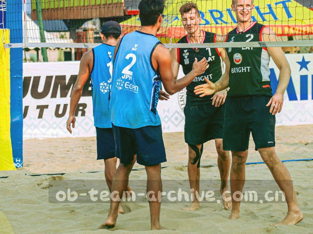 球迷组织与数据服务方协作关系的节点网络抽象图，冷蓝背景上分布荧光青与橙色光点
